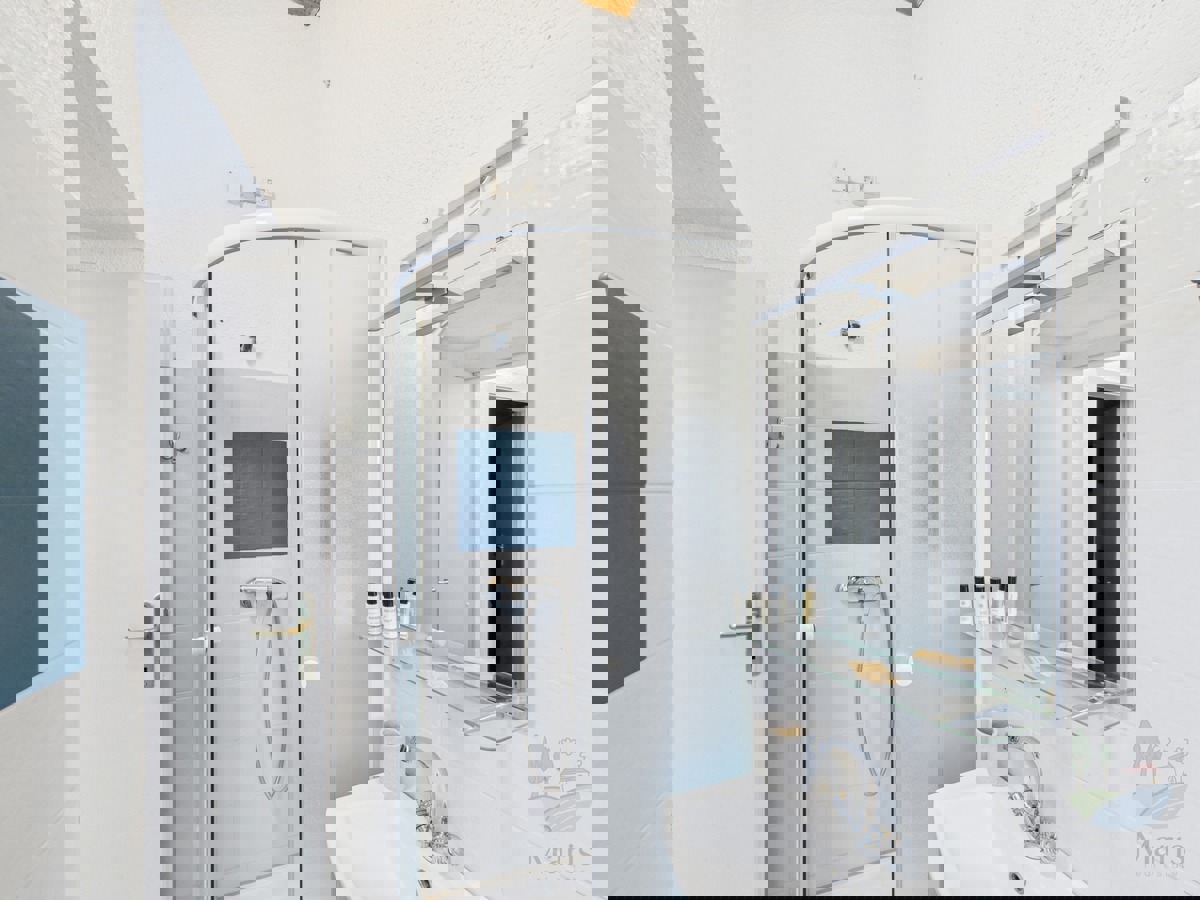 Hiša s 4 apartmaji in prihodkom 28.000 evrov, Medulin