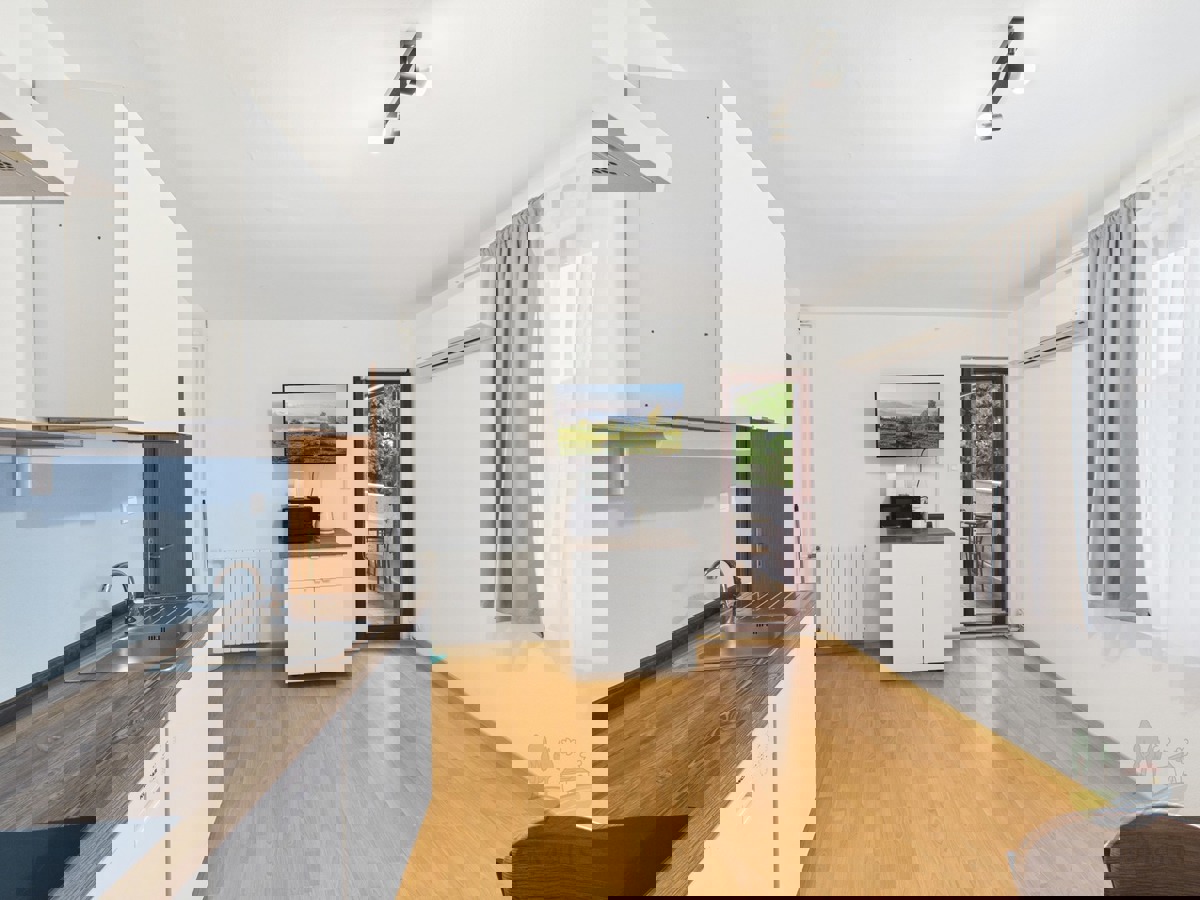 Hiša s 4 apartmaji in prihodkom 28.000 evrov, Medulin