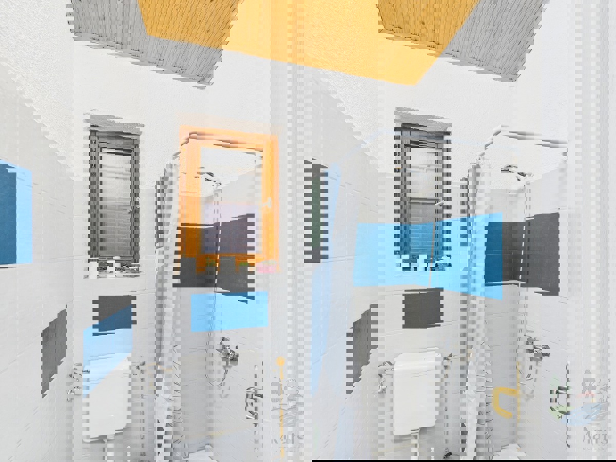 Hiša s 4 apartmaji in prihodkom 28.000 evrov, Medulin