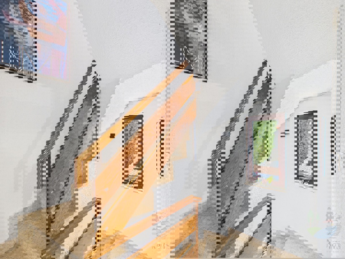 Hiša s 4 apartmaji in prihodkom 28.000 evrov, Medulin