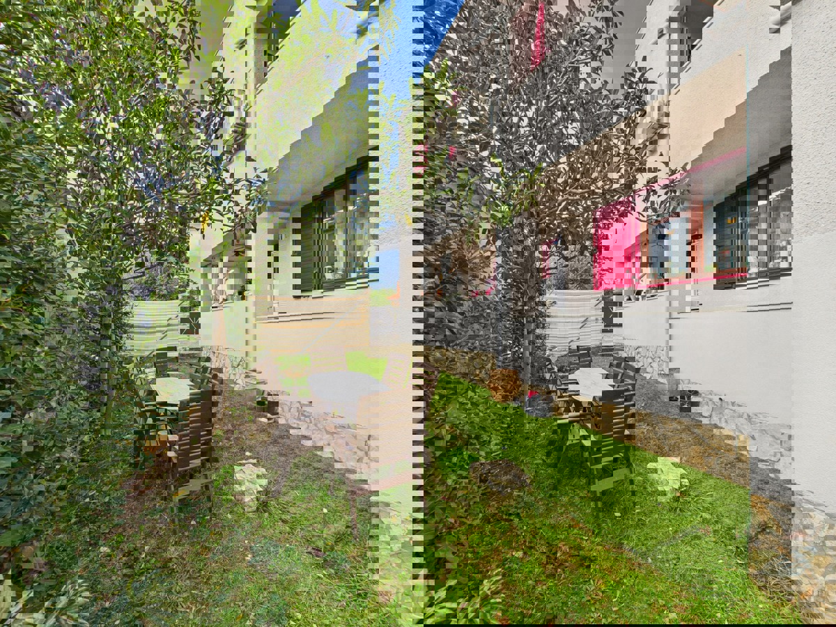 Hiša s 4 apartmaji in prihodkom 28.000 evrov, Medulin