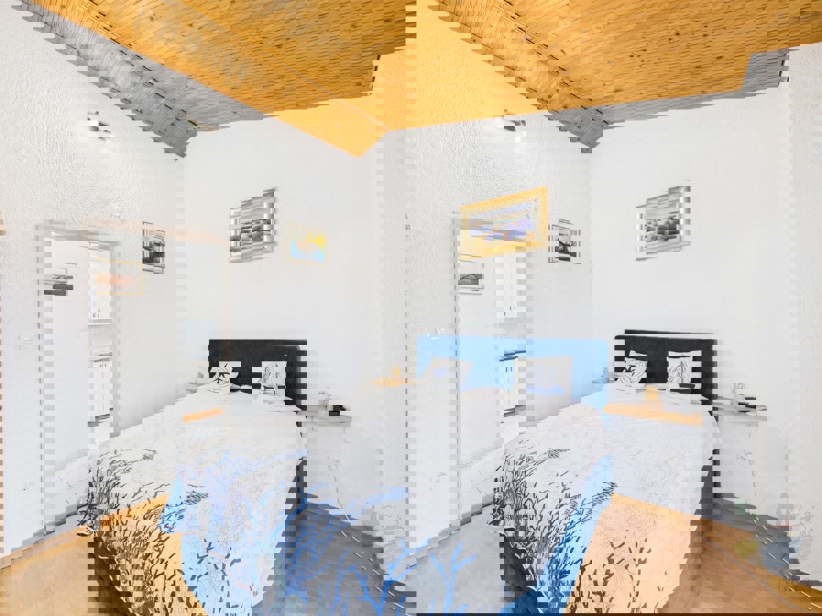 Hiša s 4 apartmaji in prihodkom 28.000 evrov, Medulin