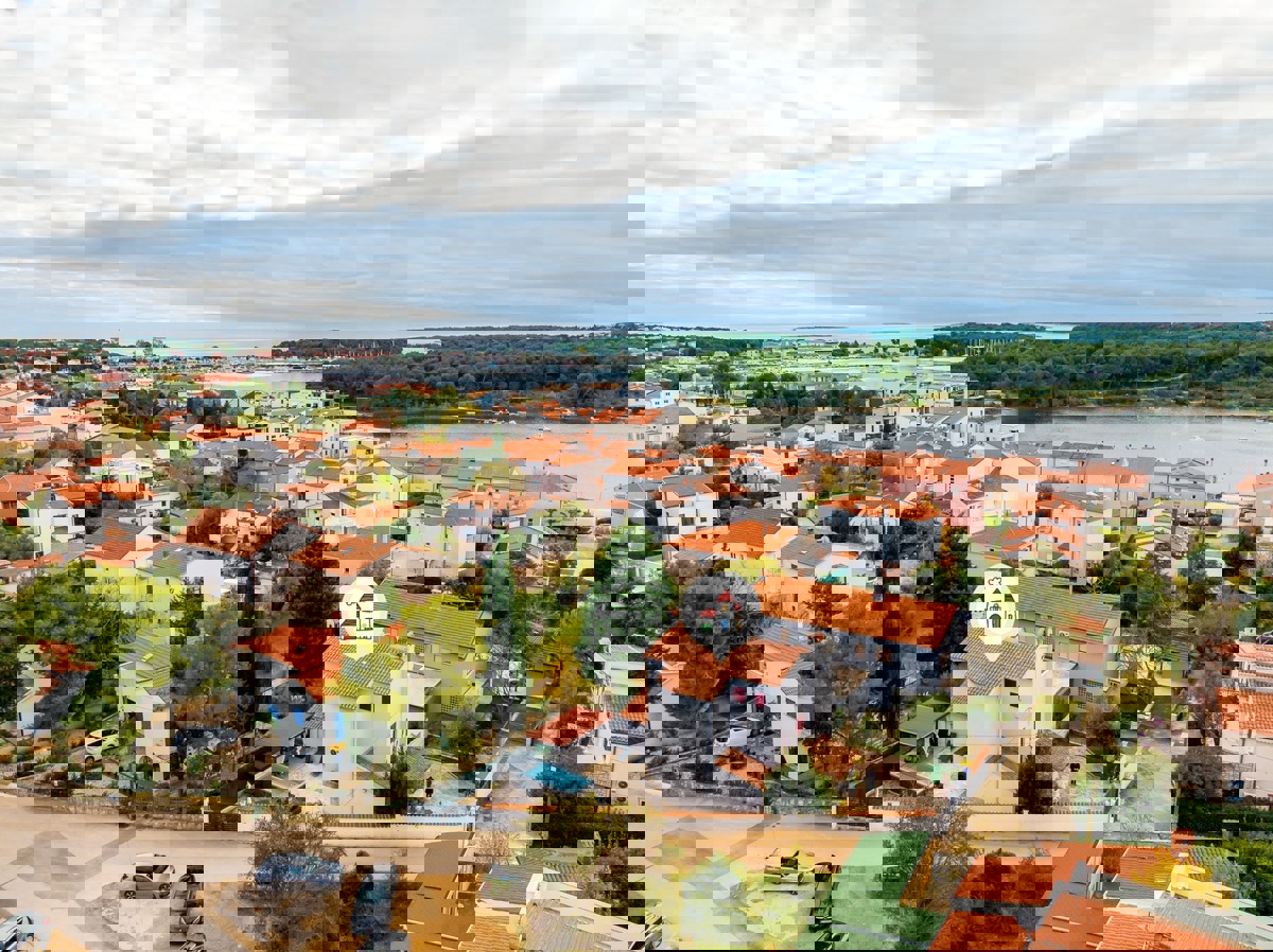 Hiša s 4 apartmaji in prihodkom 28.000 evrov, Medulin