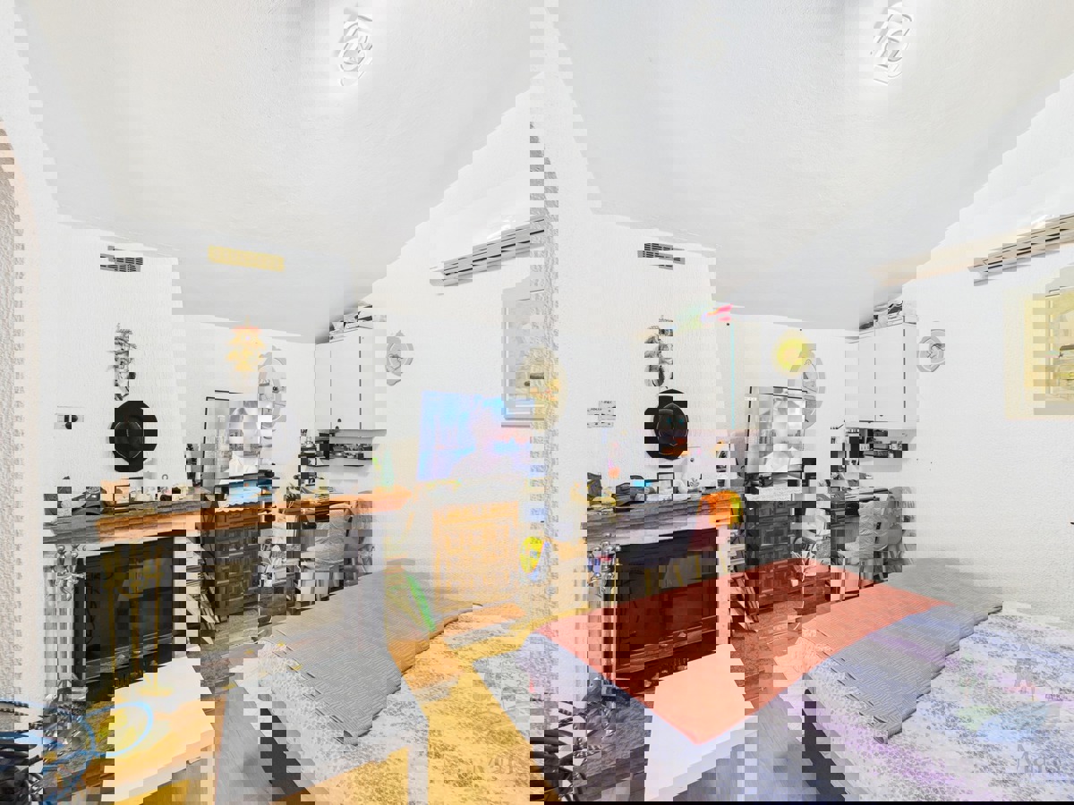 Hiša s 4 apartmaji in prihodkom 28.000 evrov, Medulin