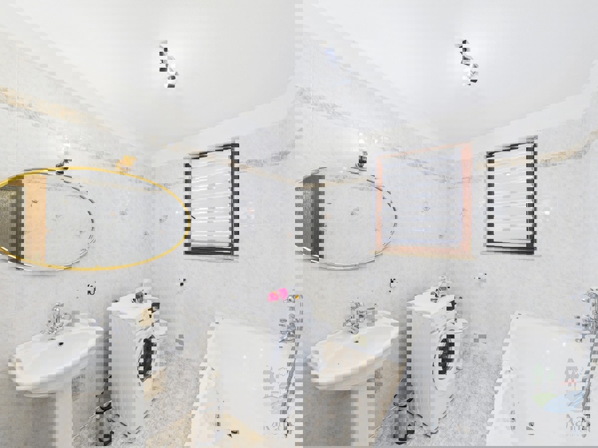 Hiša s 4 apartmaji in prihodkom 28.000 evrov, Medulin