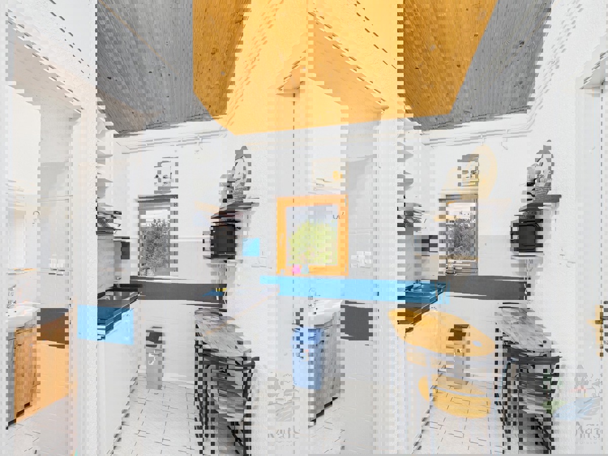 Hiša s 4 apartmaji in prihodkom 28.000 evrov, Medulin