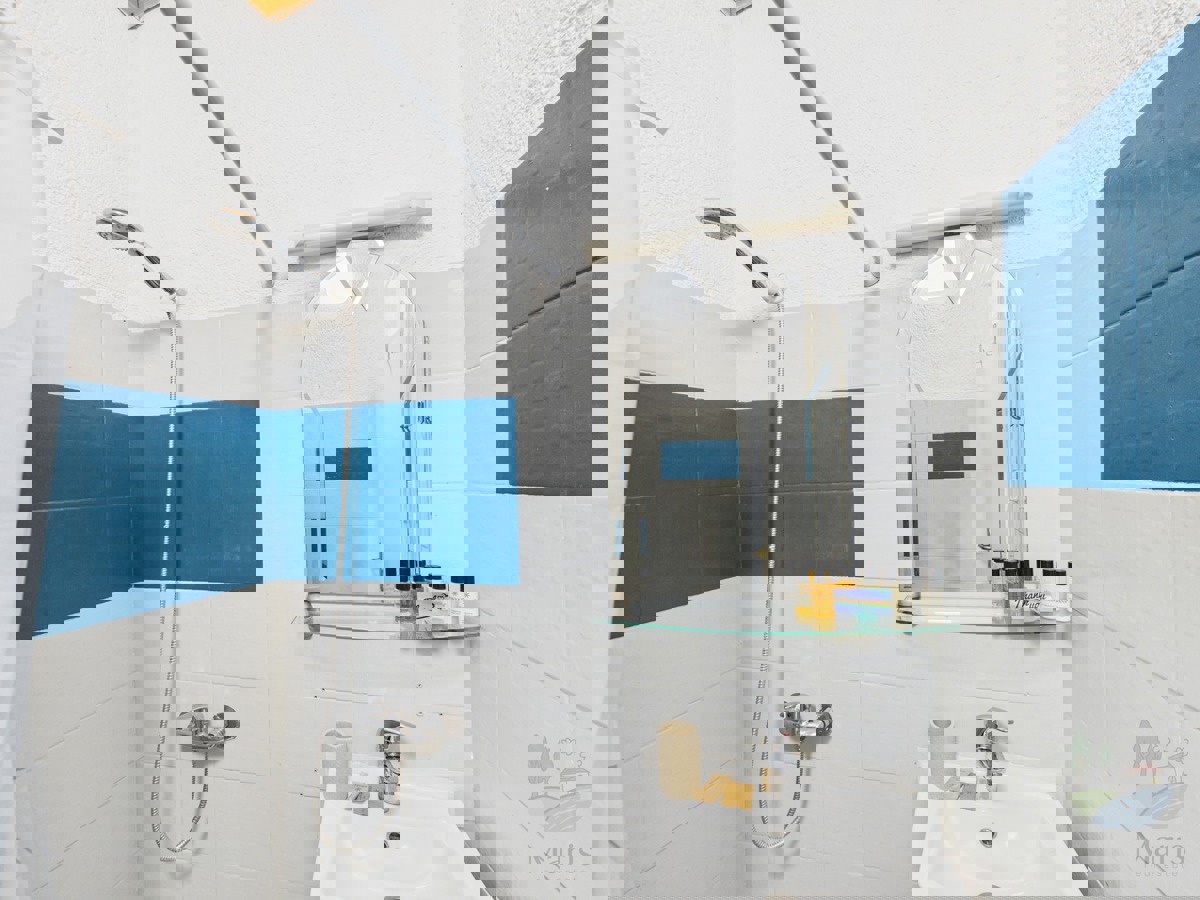 Hiša s 4 apartmaji in prihodkom 28.000 evrov, Medulin