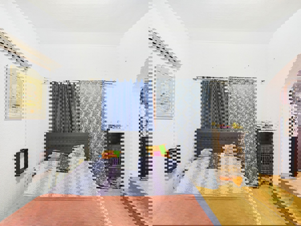 Hiša s 4 apartmaji in prihodkom 28.000 evrov, Medulin