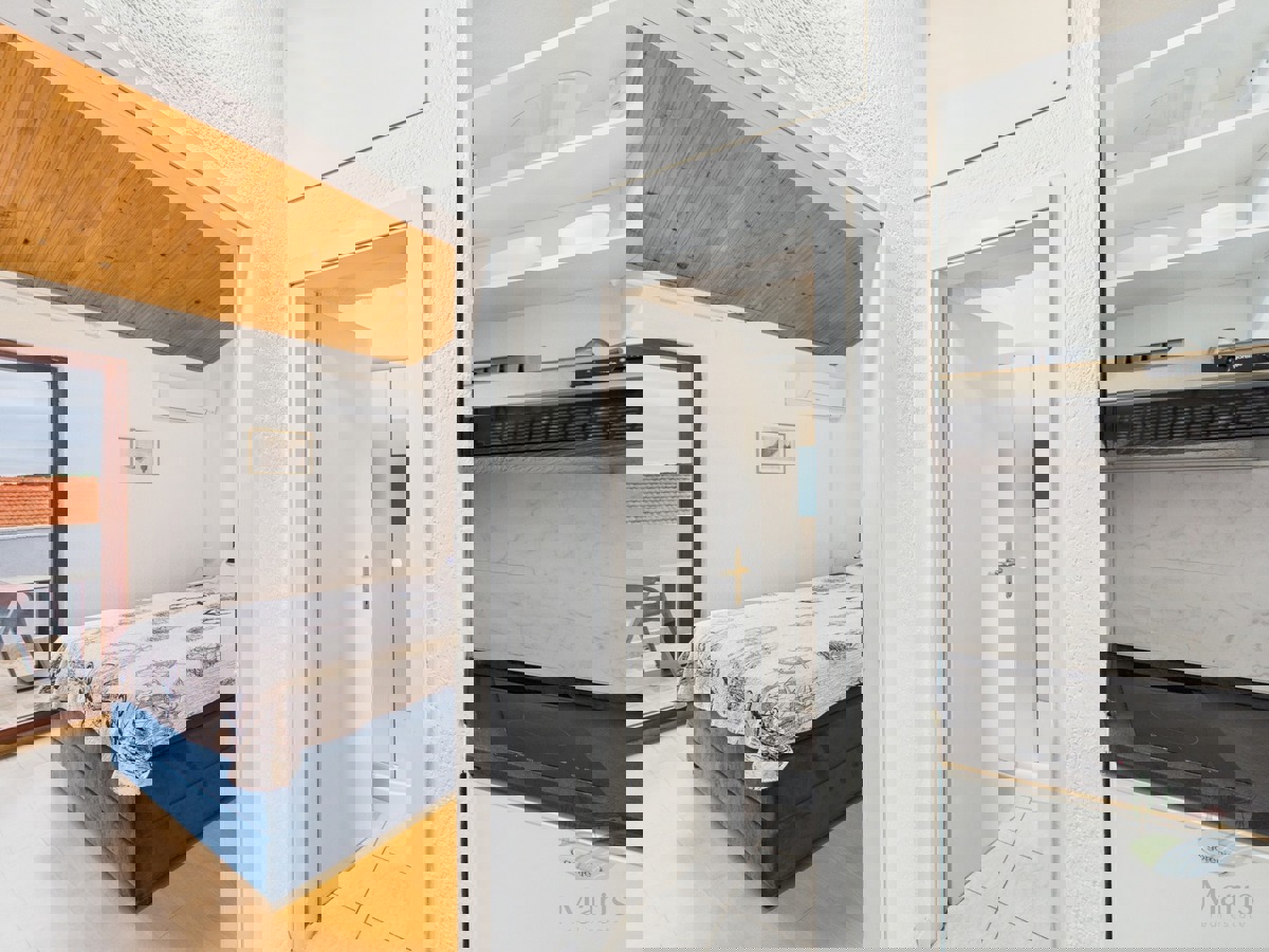 Hiša s 4 apartmaji in prihodkom 28.000 evrov, Medulin