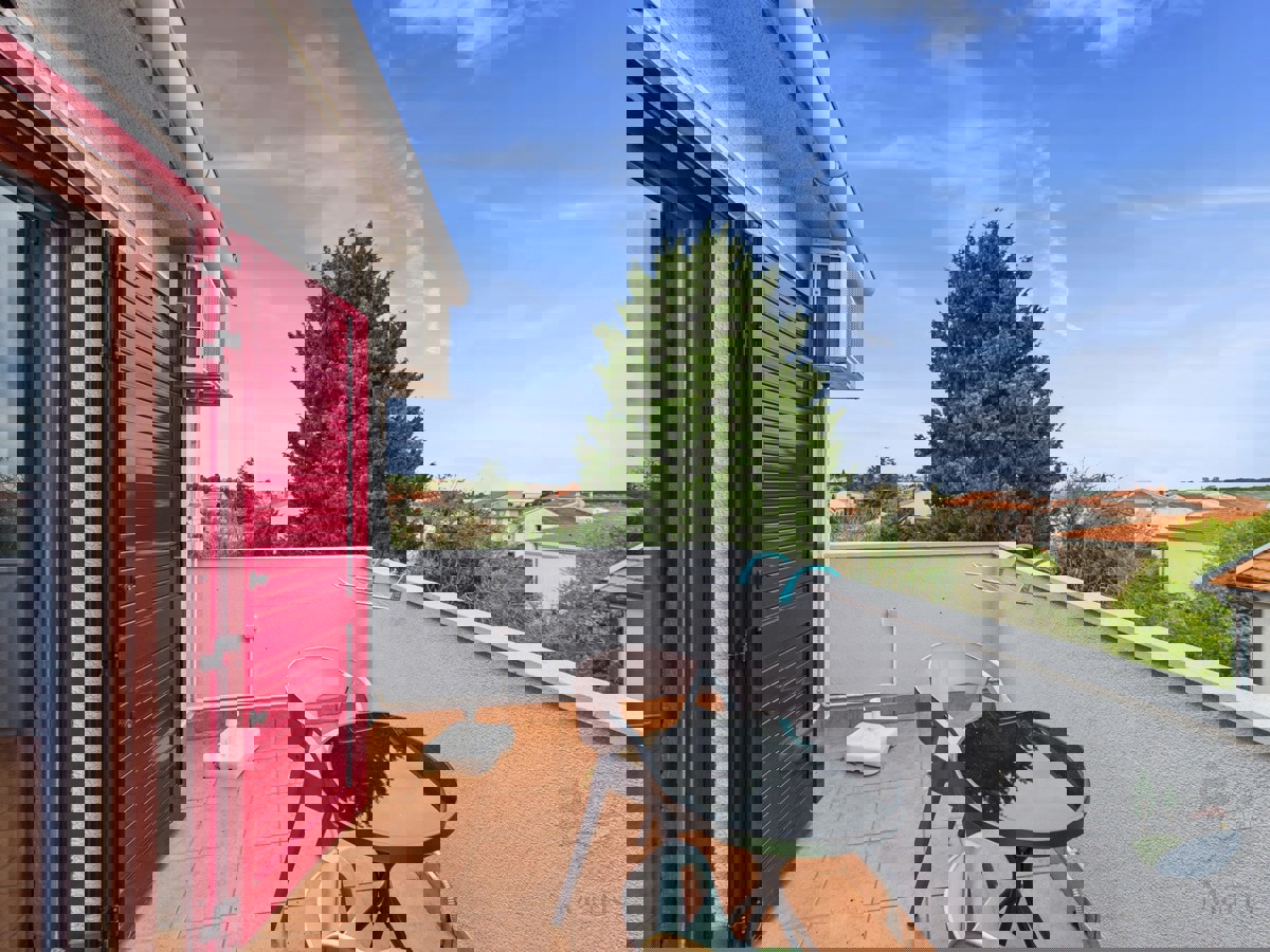 Hiša s 4 apartmaji in prihodkom 28.000 evrov, Medulin