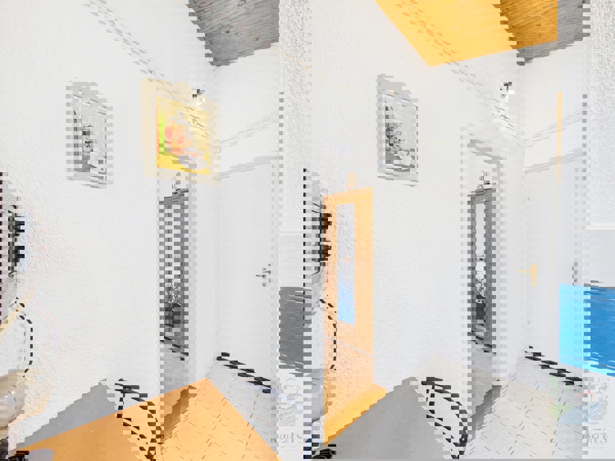 Hiša s 4 apartmaji in prihodkom 28.000 evrov, Medulin