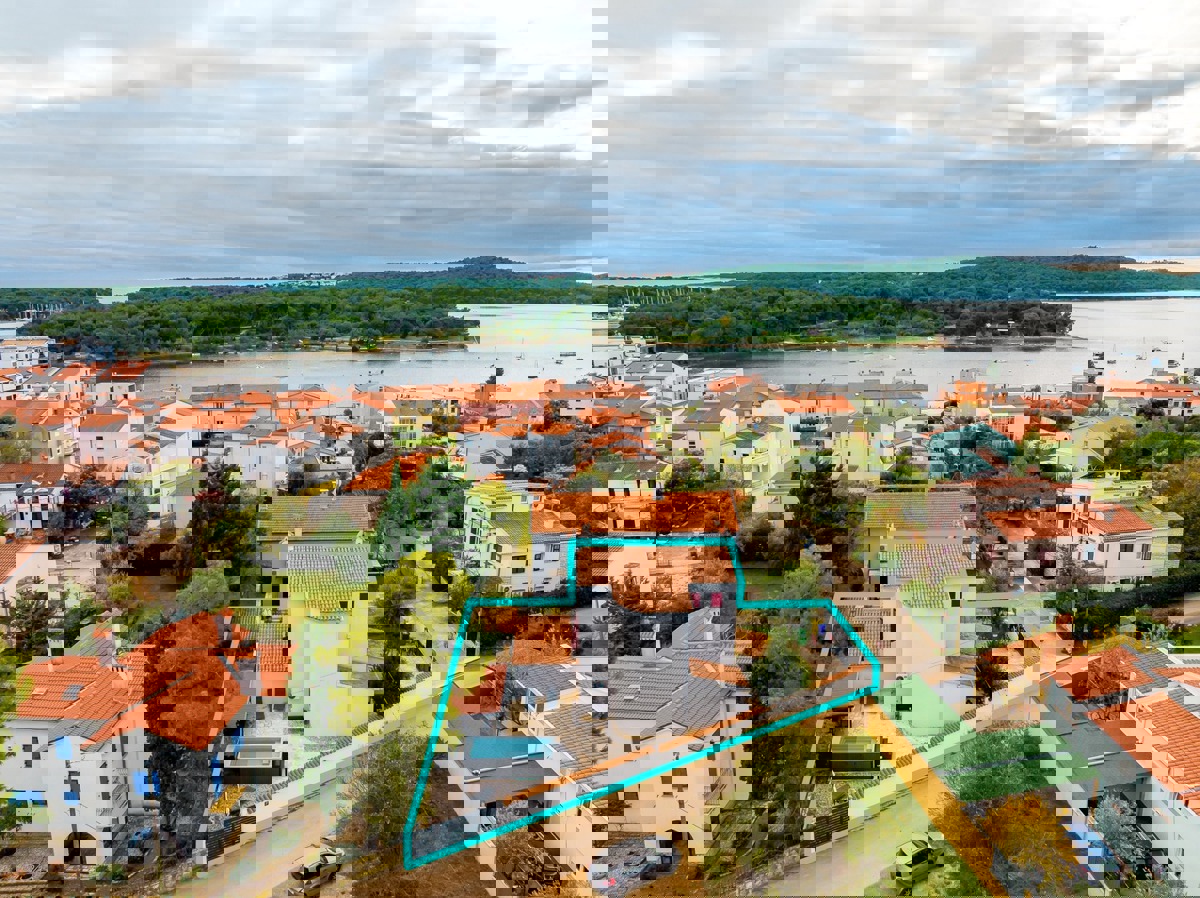 Hiša s 4 apartmaji in prihodkom 28.000 evrov, Medulin