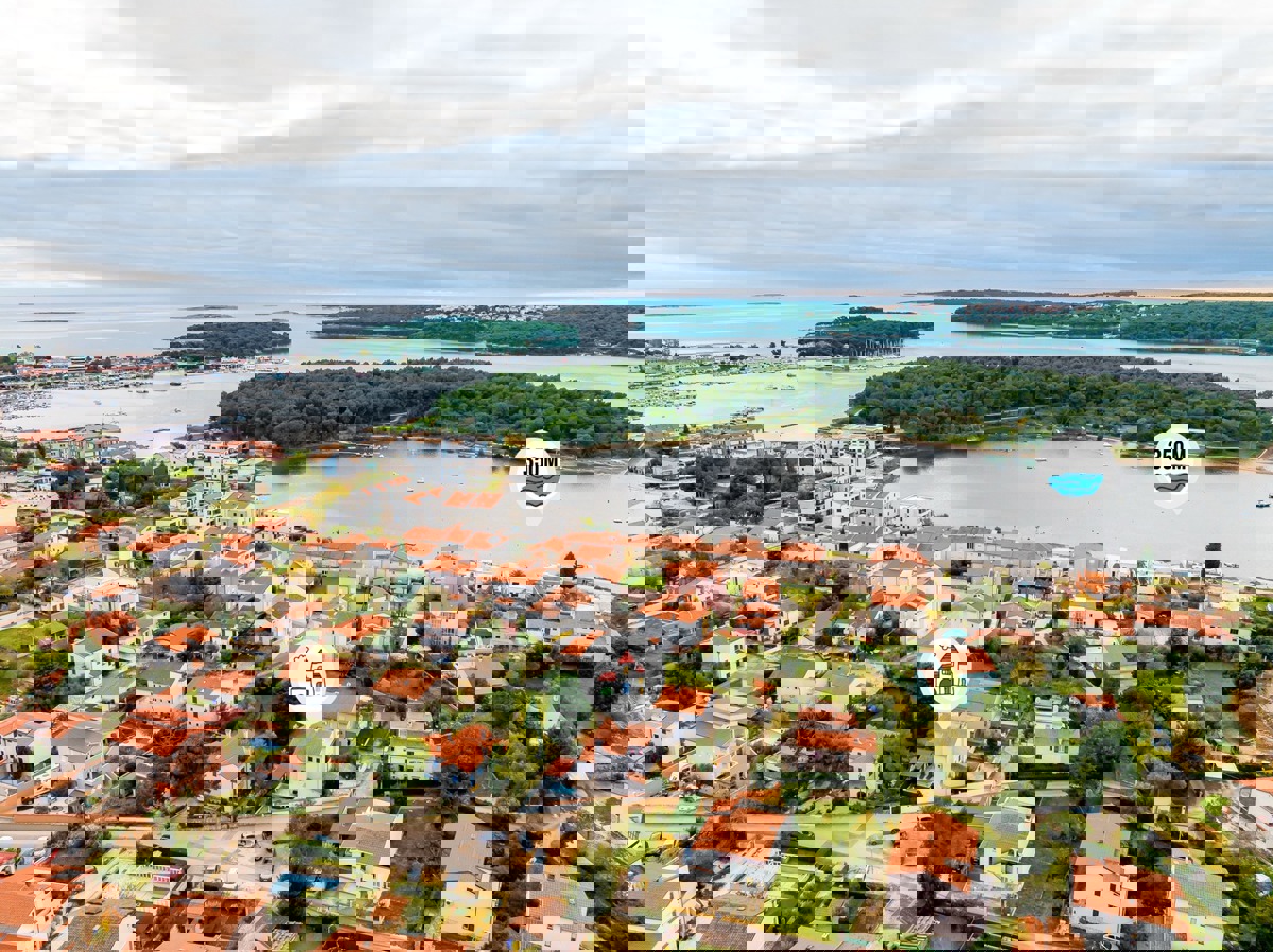 Hiša s 4 apartmaji in prihodkom 28.000 evrov, Medulin