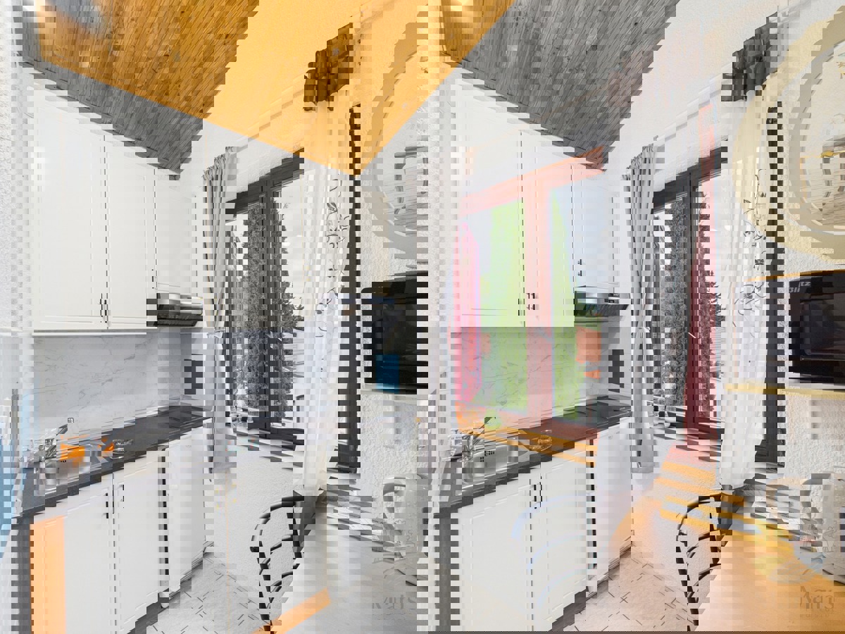 Hiša s 4 apartmaji in prihodkom 28.000 evrov, Medulin