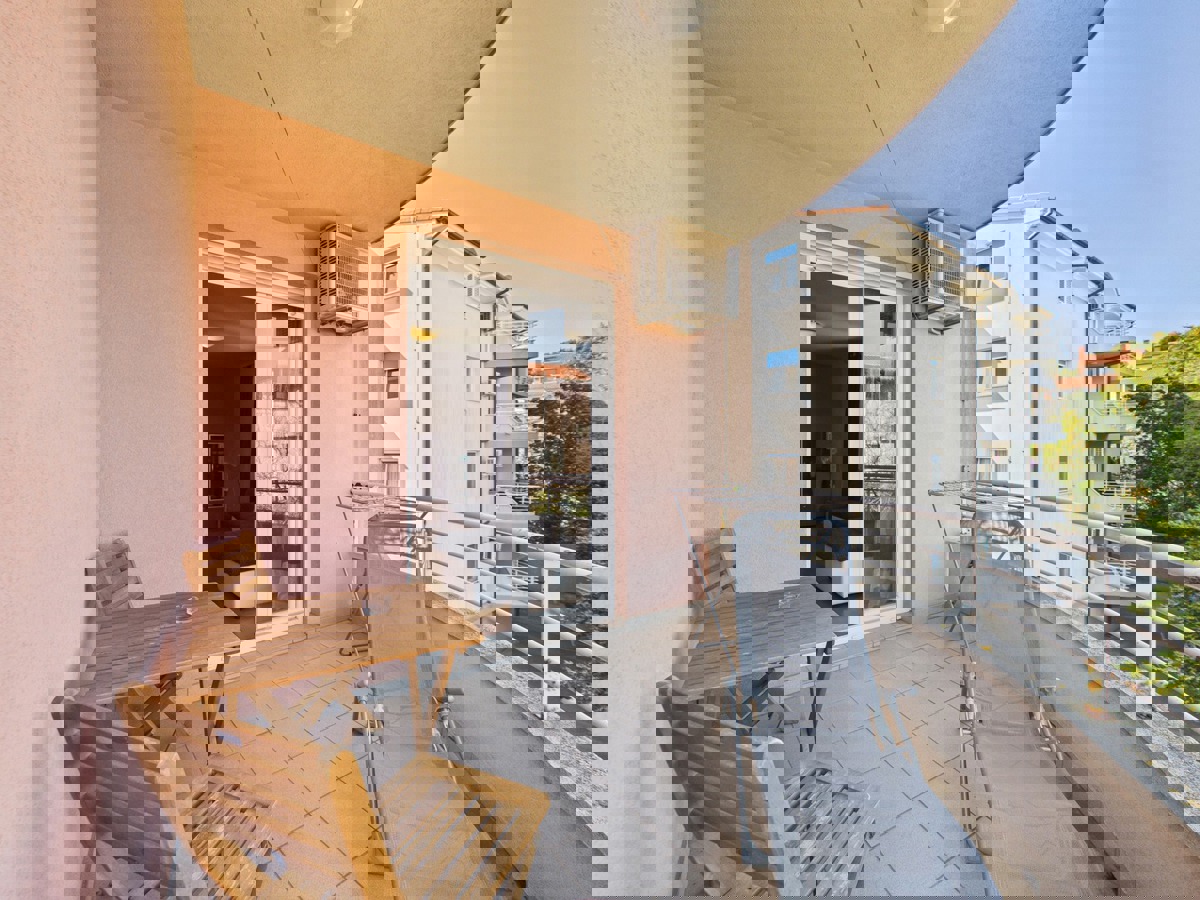 Lungomare pred vrati — enosobno stanovanje z garažo in dvigalom, Valsaline