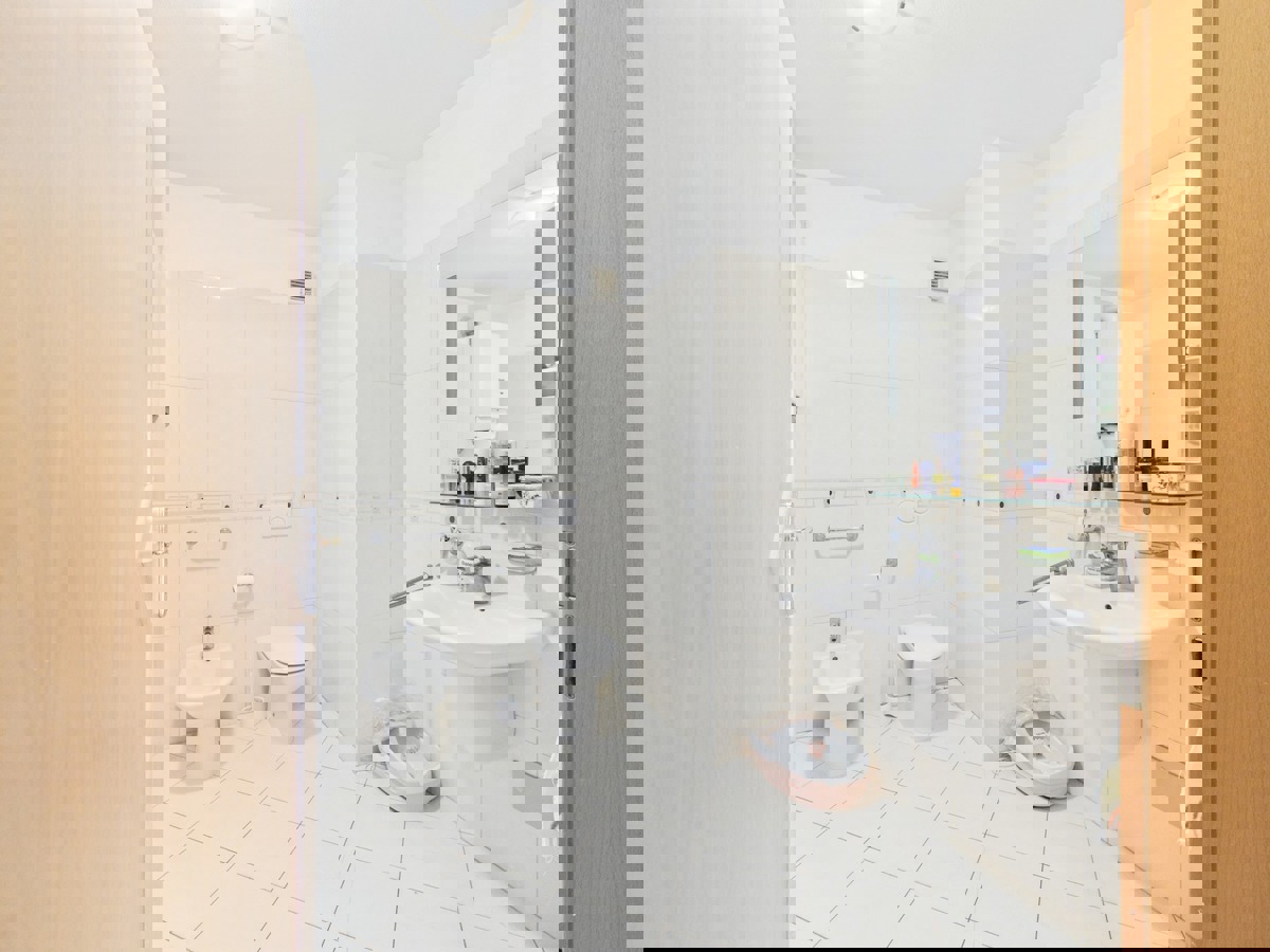 Lungomare pred vrati — enosobno stanovanje z garažo in dvigalom, Valsaline