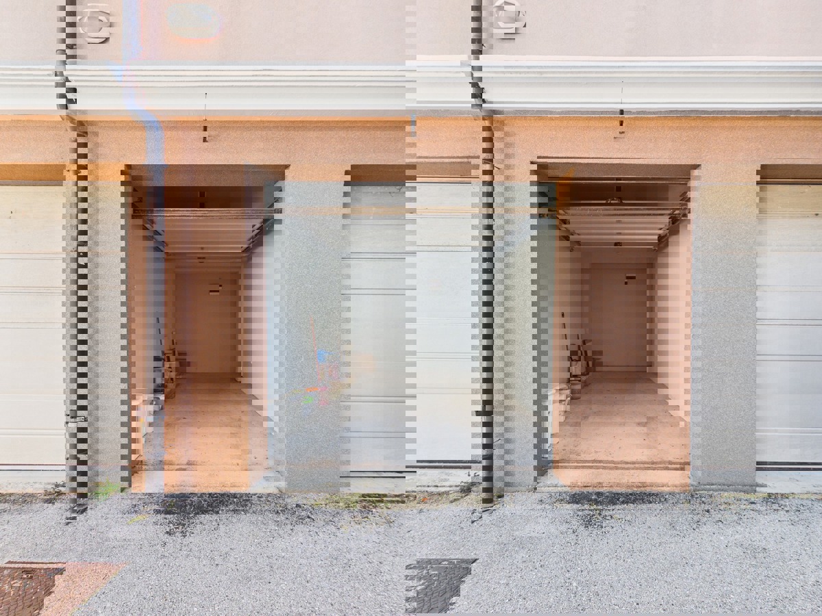 Lungomare pred vrati — enosobno stanovanje z garažo in dvigalom, Valsaline