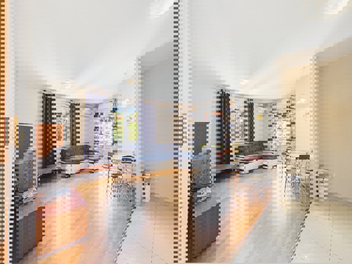 Lungomare pred vrati — enosobno stanovanje z garažo in dvigalom, Valsaline