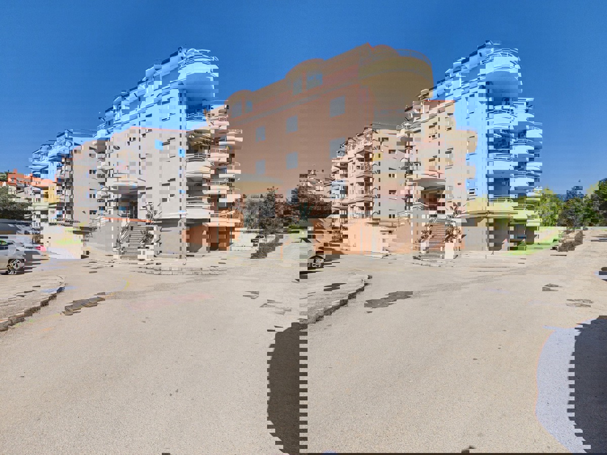 Lungomare pred vrati — enosobno stanovanje z garažo in dvigalom, Valsaline