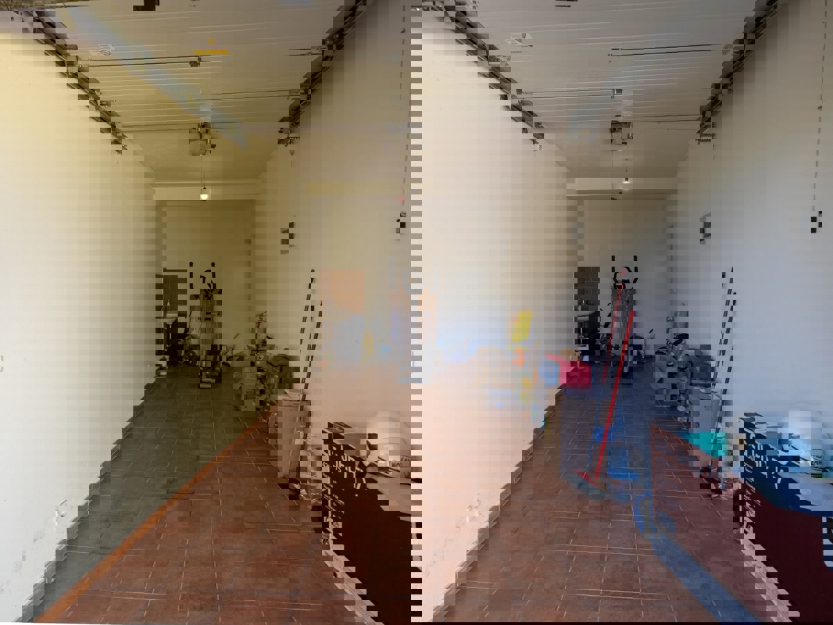 Mirno dvosobno stanovanje z balkonom in garažo v Ližnjanu