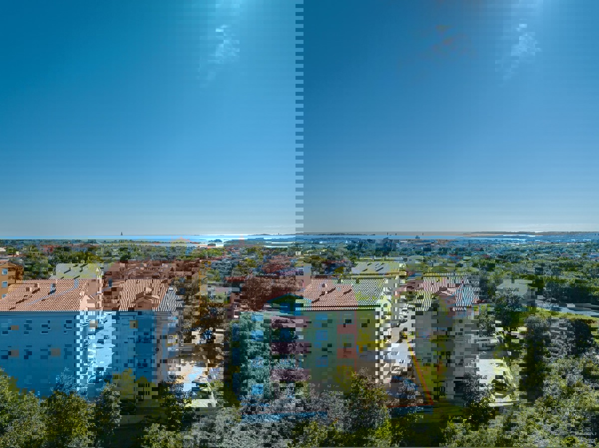 Mirno dvosobno stanovanje z balkonom in garažo v Ližnjanu