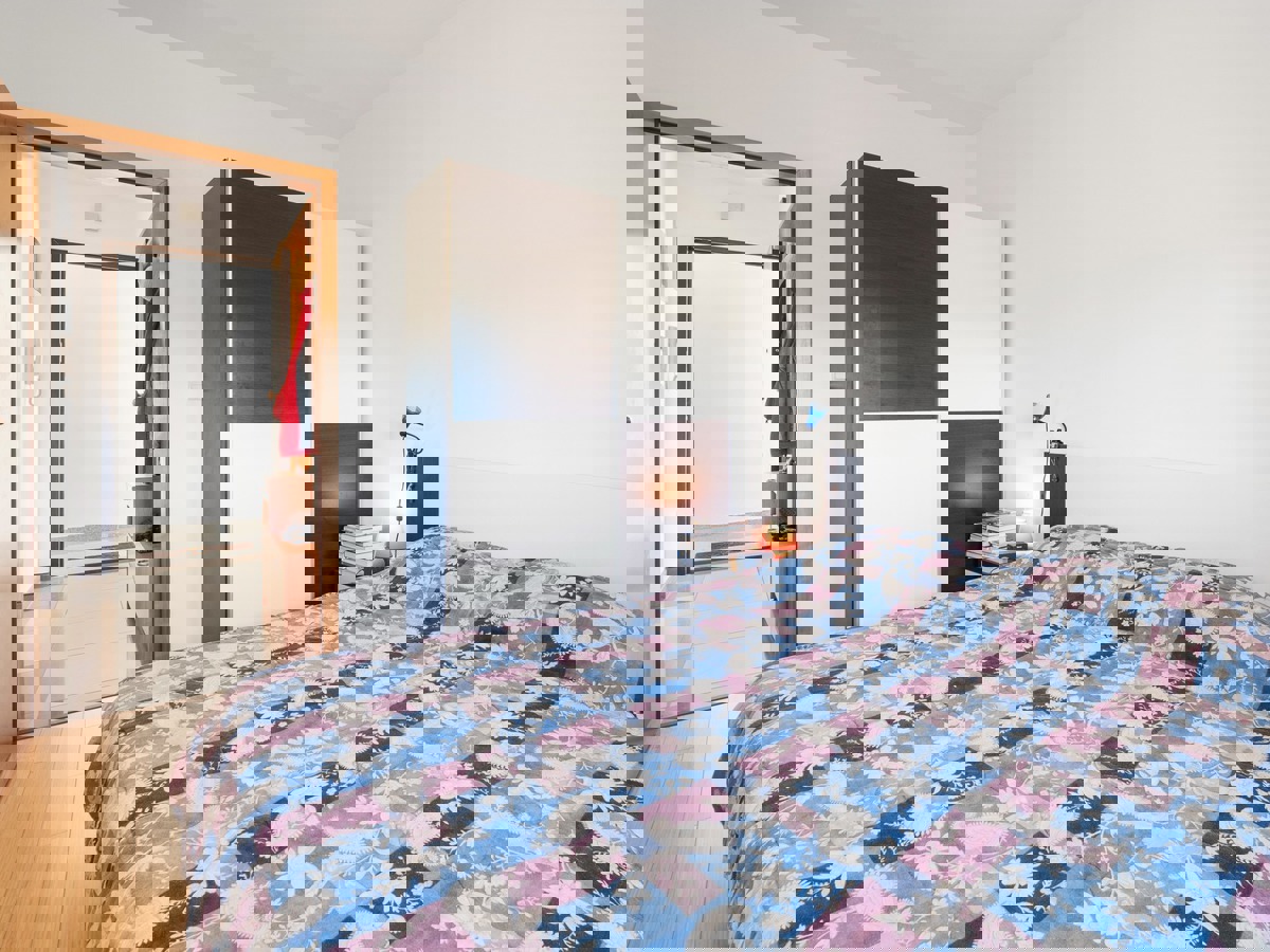 Mirno dvosobno stanovanje z balkonom in garažo v Ližnjanu