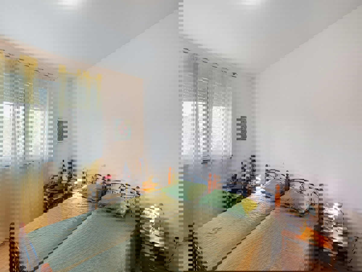 Mirno dvosobno stanovanje z balkonom in garažo v Ližnjanu