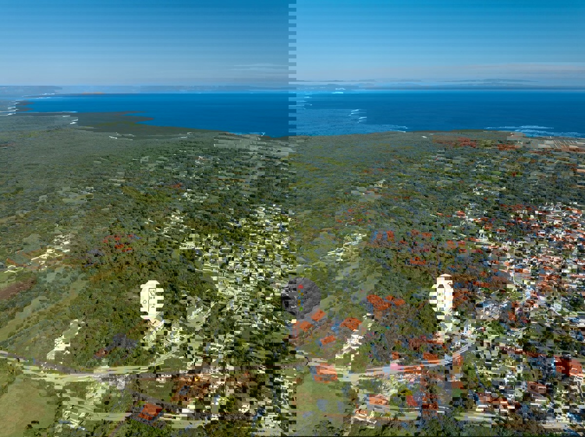 Mirno dvosobno stanovanje z balkonom in garažo v Ližnjanu