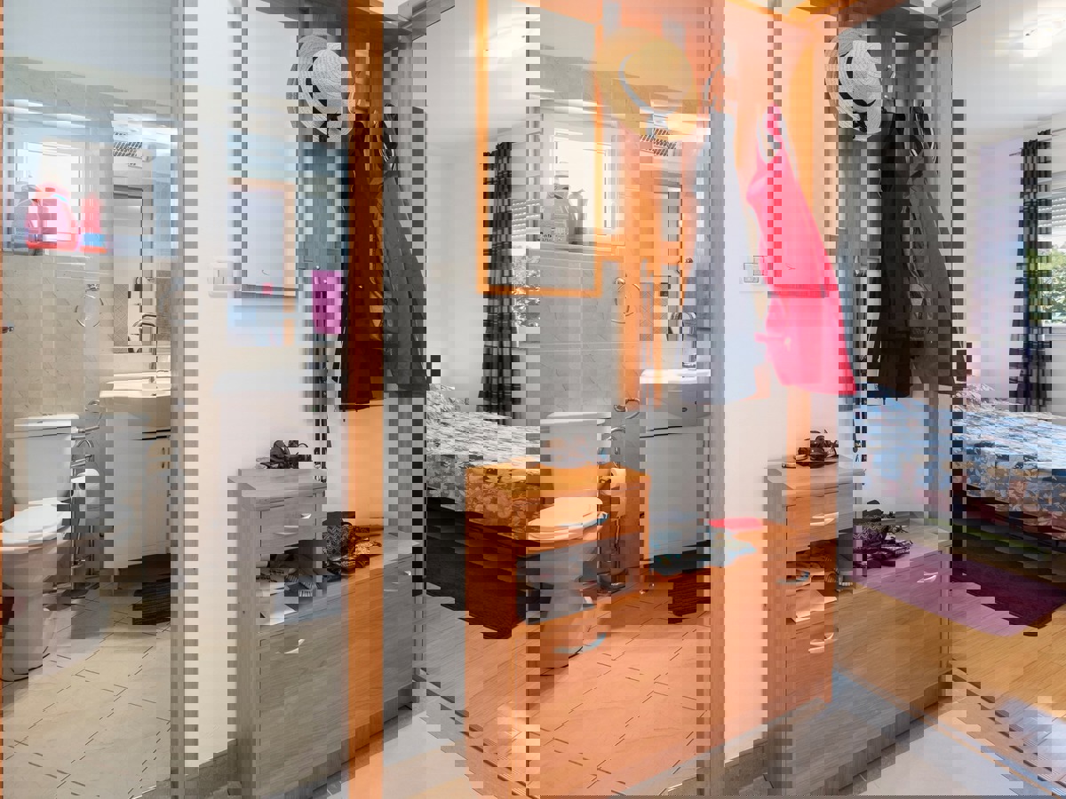 Mirno dvosobno stanovanje z balkonom in garažo v Ližnjanu