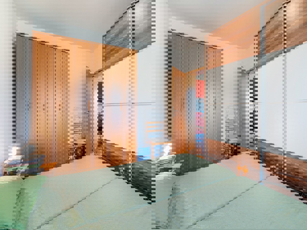 Mirno dvosobno stanovanje z balkonom in garažo v Ližnjanu