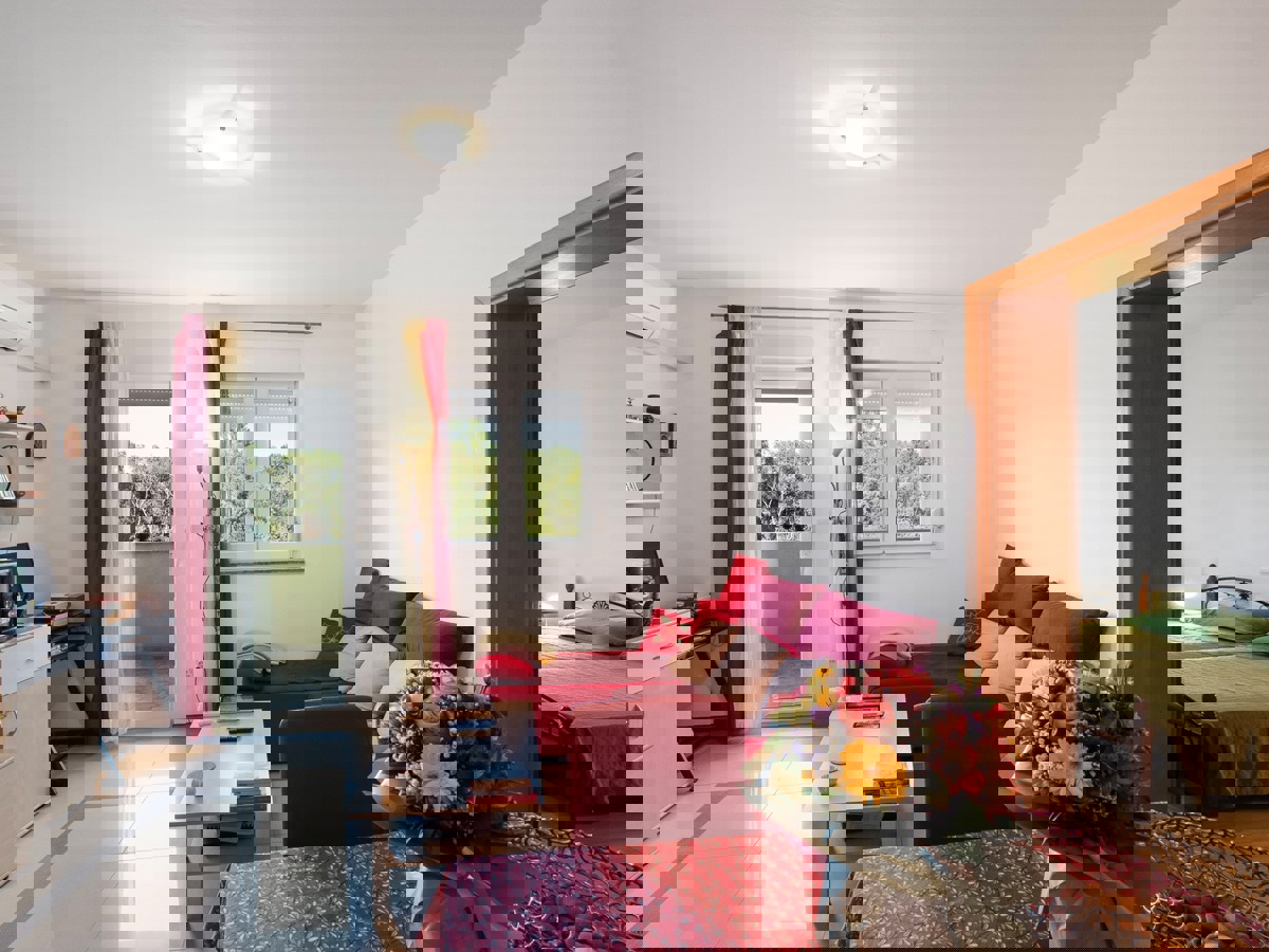 Mirno dvosobno stanovanje z balkonom in garažo v Ližnjanu