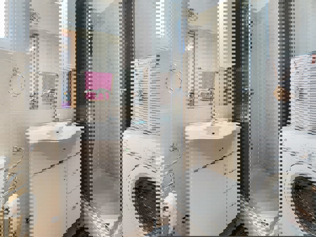 Mirno dvosobno stanovanje z balkonom in garažo v Ližnjanu