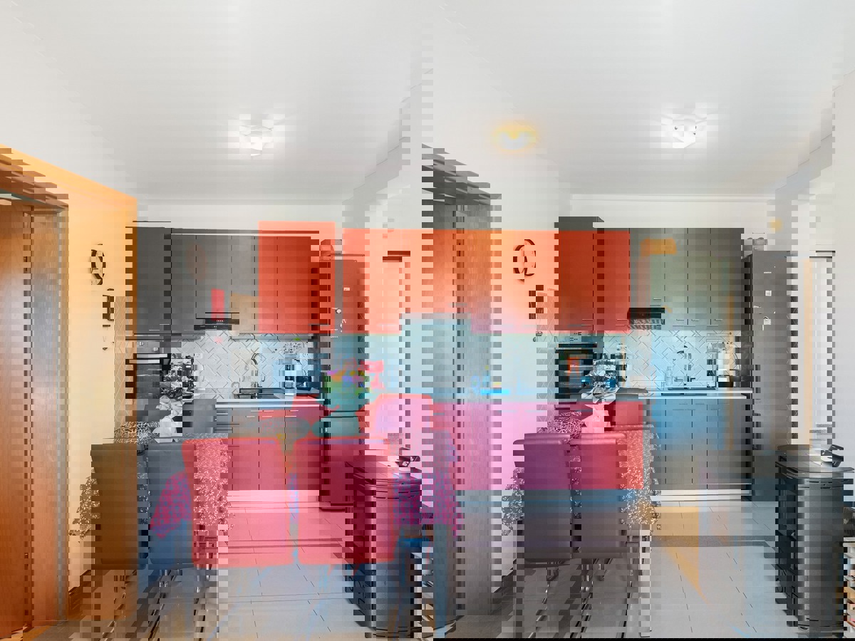 Mirno dvosobno stanovanje z balkonom in garažo v Ližnjanu