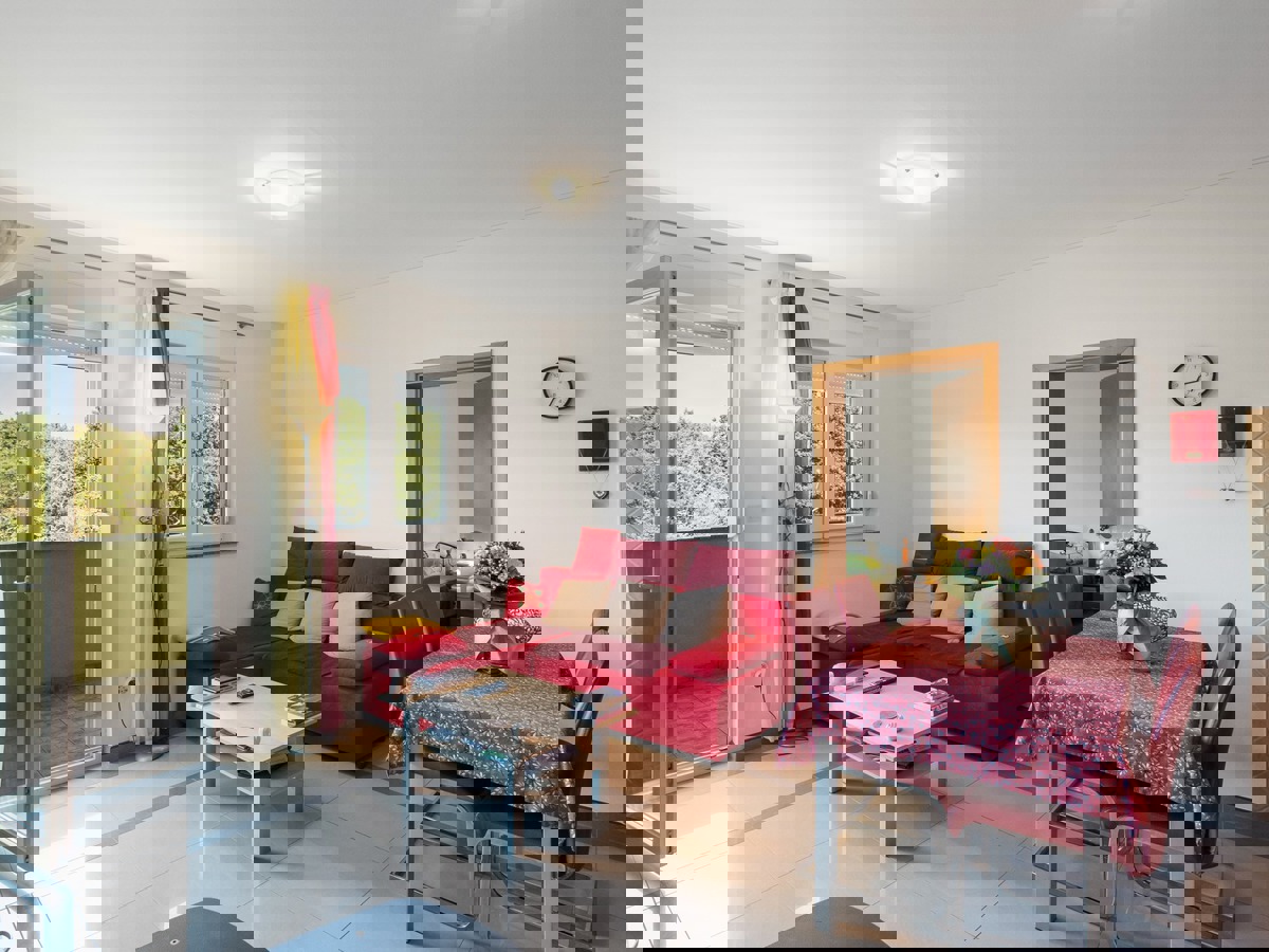 Mirno dvosobno stanovanje z balkonom in garažo v Ližnjanu