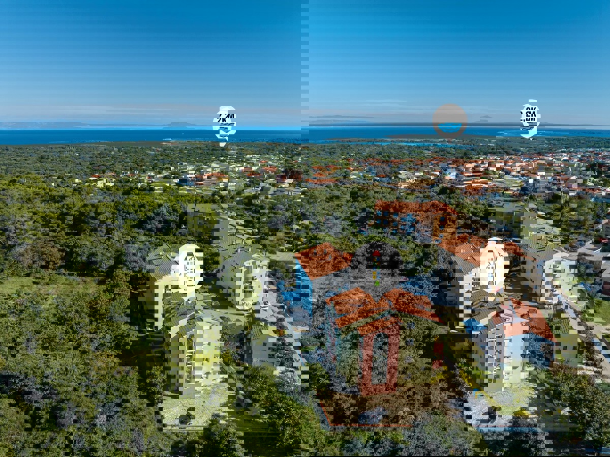 Mirno dvosobno stanovanje z balkonom in garažo v Ližnjanu