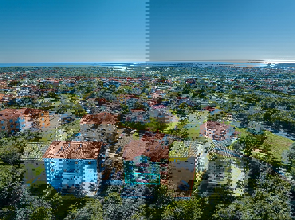 Mirno dvosobno stanovanje z balkonom in garažo v Ližnjanu