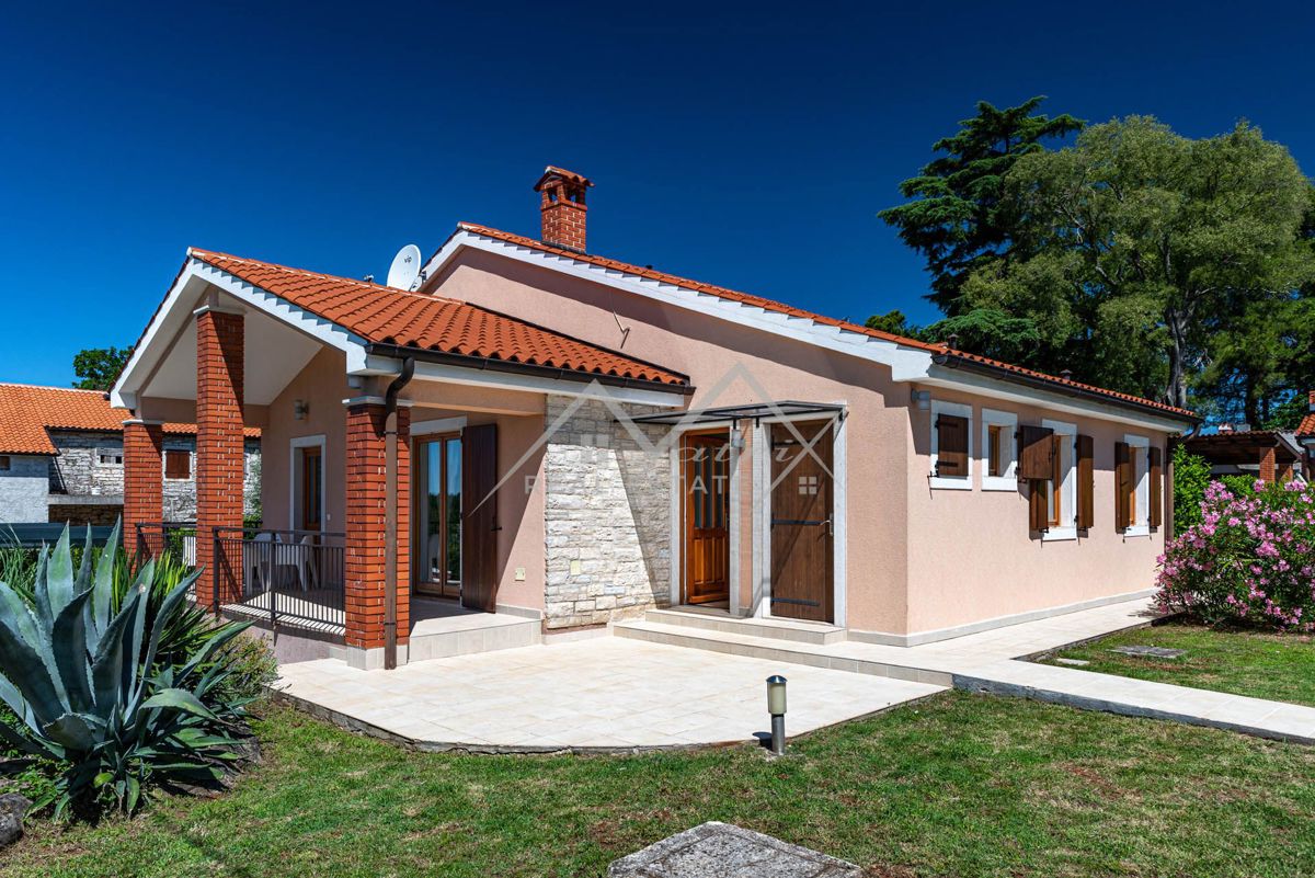 Okolica Poreča, opremljena družinska hiša z bazenom!