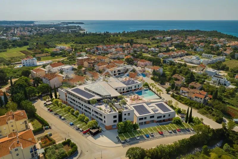 Poreč, stan s tremi spalnicami, pogled na morje in garažo