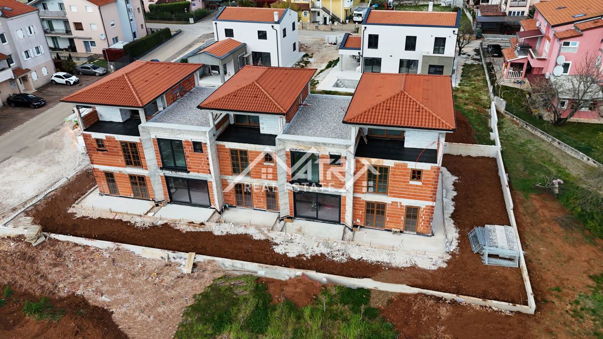 Poreč, moderna vrstna hiša blizu centra