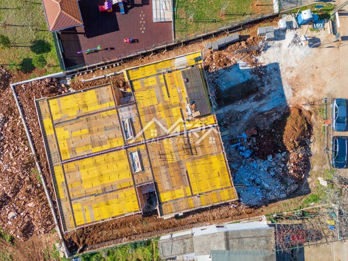 Umag, stanovanje s pogledom na morje in strešno teraso, Novo