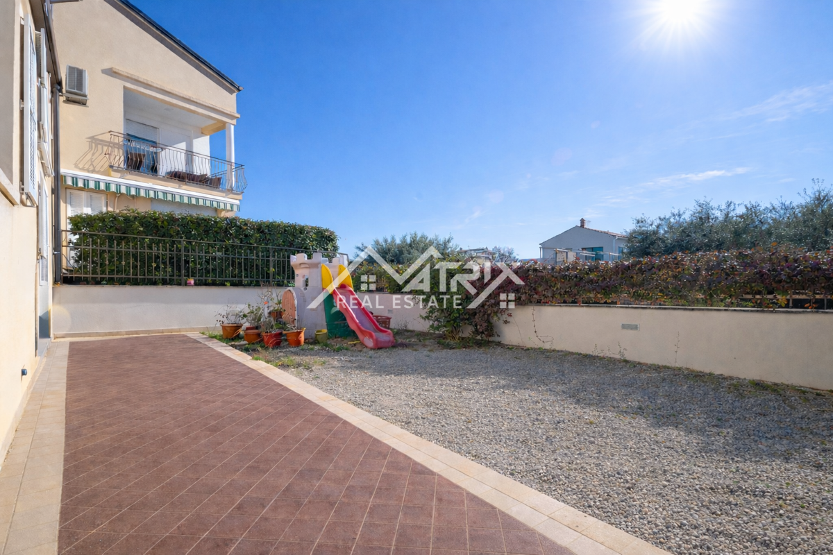 Poreč,  Stanovanje v pritličju v neposredni bližini morja.