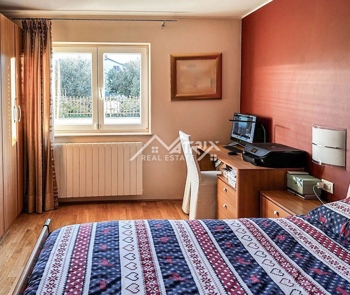 Poreč,  Stanovanje v pritličju v neposredni bližini morja.