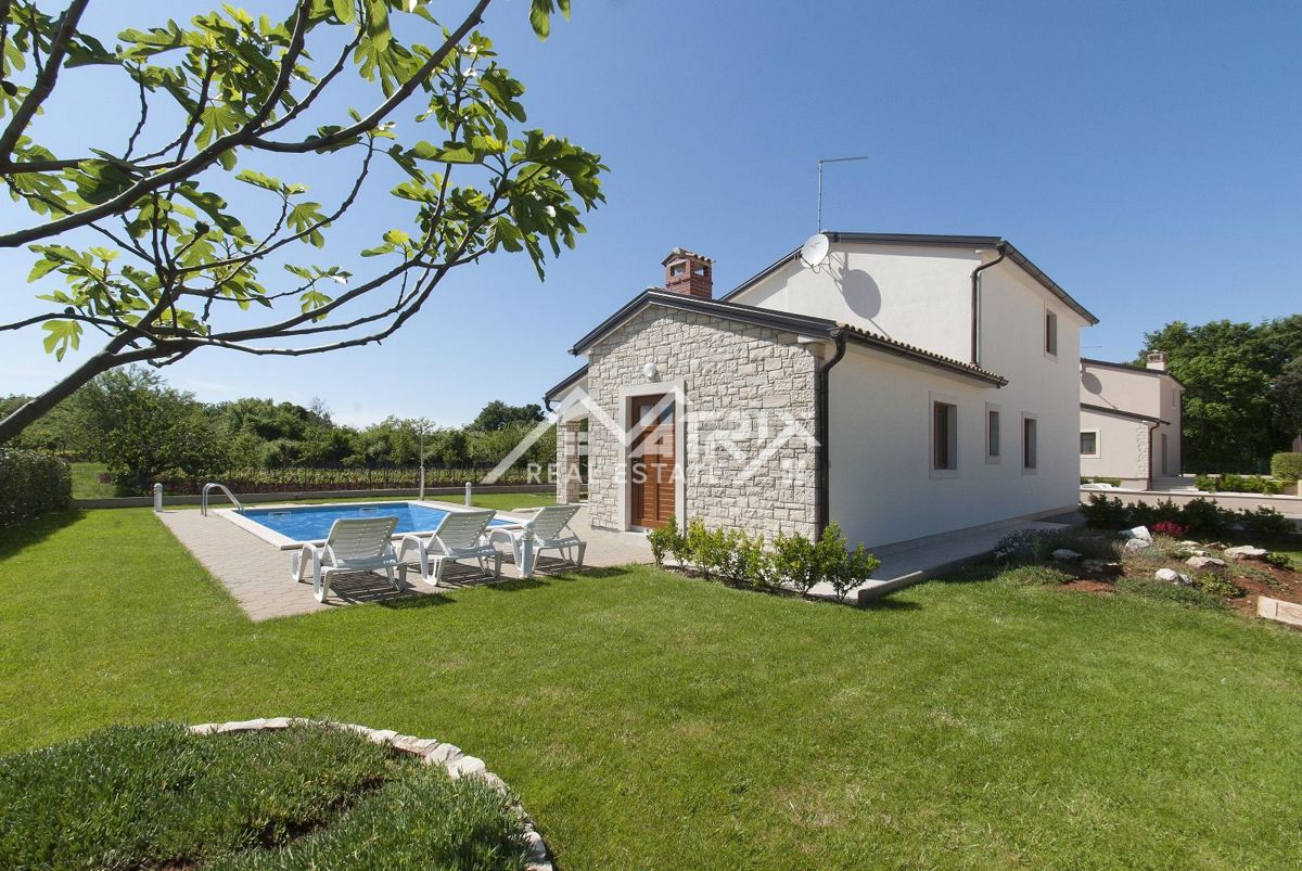 Poreška okolica, hiša z bazenom na mirni lokaciji