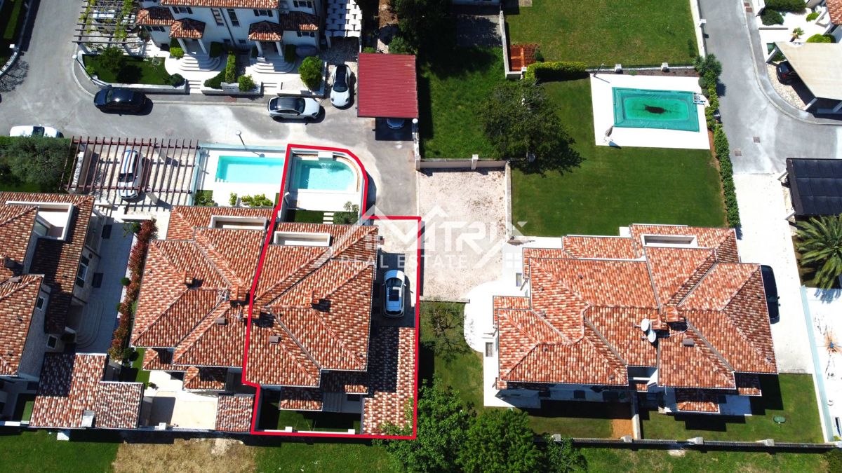 Umag, Dvojček z bazenom le 150 m od morja