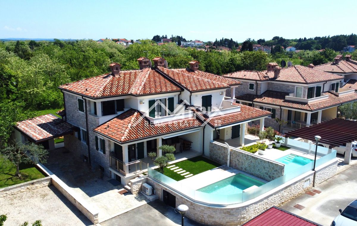 Umag, Dvojček z bazenom le 150 m od morja