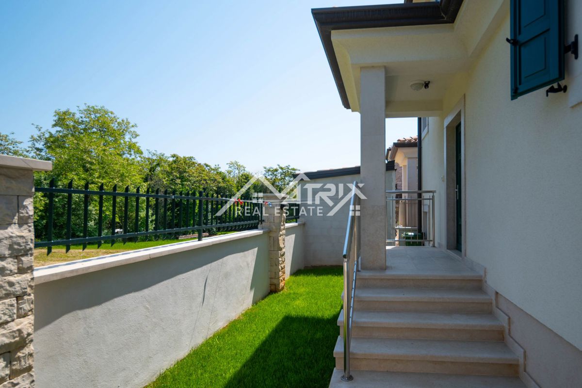 Umag, Dvojček z bazenom le 150 m od morja