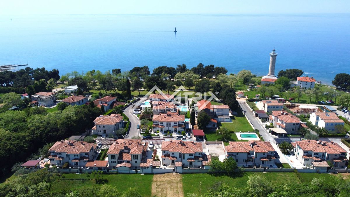 Umag, Dvojček z bazenom le 150 m od morja