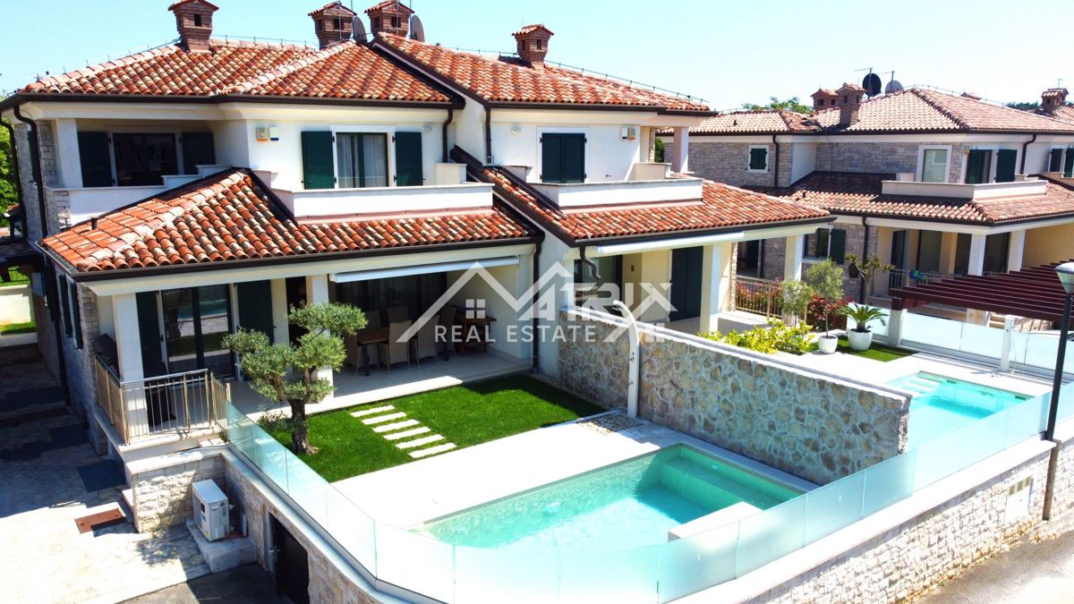 Umag, Dvojček z bazenom le 150 m od morja