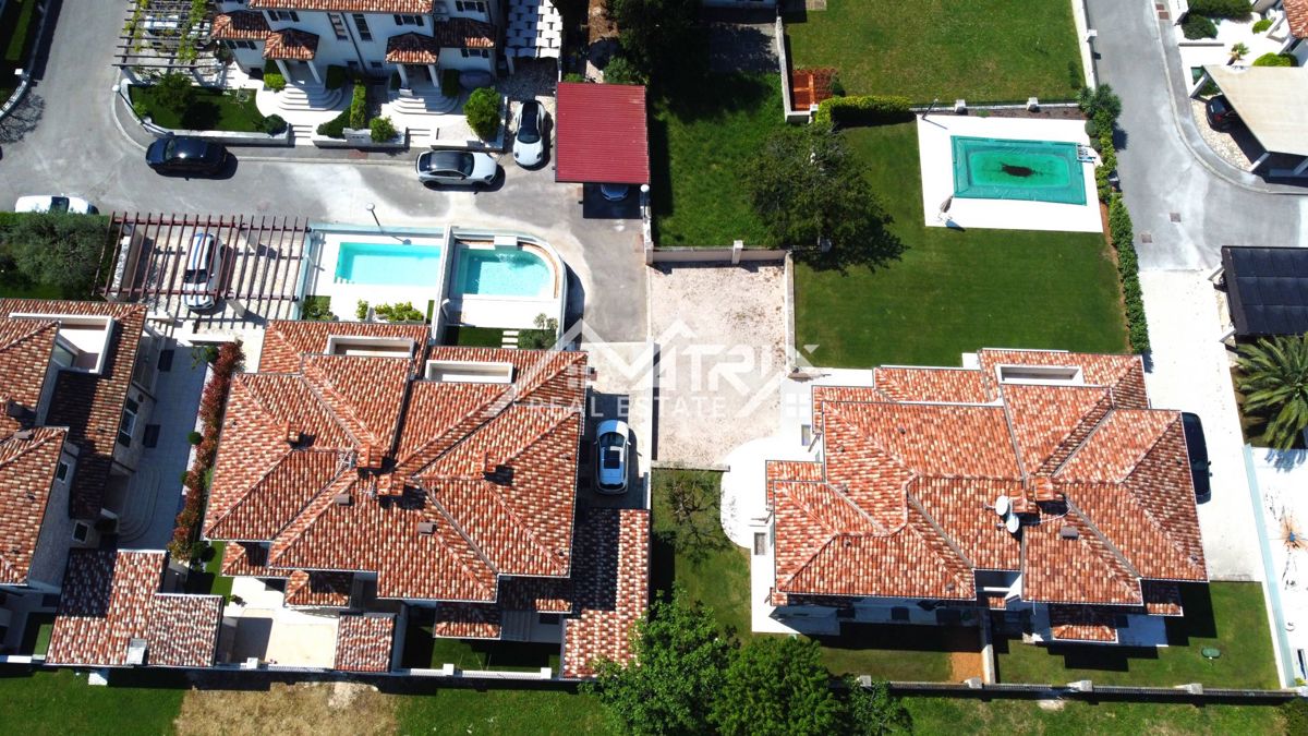 Umag, Dvojček z bazenom le 150 m od morja