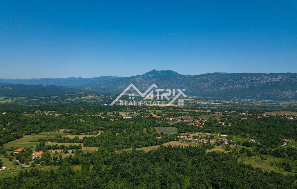 Okolica Labina, 1-stropna hiša z bazenom na odlični lokaciji